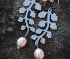 Linnea-earrings-leaf-titanium-freshwaterpearl-pink