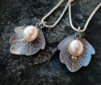 Linnea-necklace-leaf-titanium-freshwaterpearl-pink