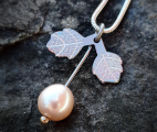 Linnea-necklace-leaf-titanium-freshwaterpearl-pink2