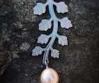 Linnea-necklace-leaf-titanium-freshwaterpearl-pink3