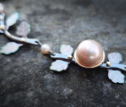 Linnea-necklace-leaf-titanium-freshwaterpearl-pink4-close